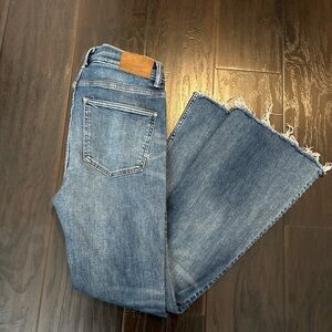 American Eagle Outfitters Cropped Blue Jeans with Frayed Hem